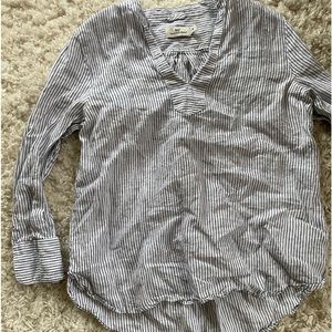Vineyard vines linen top. Blue and white stripe. Size medium. Great condition